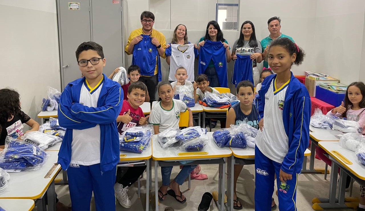 Prefeitura iniciou a distribuição dos Kits de Uniformes Escolares